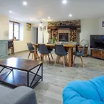 Cozy Home In Quettehou With Wifi 펜션